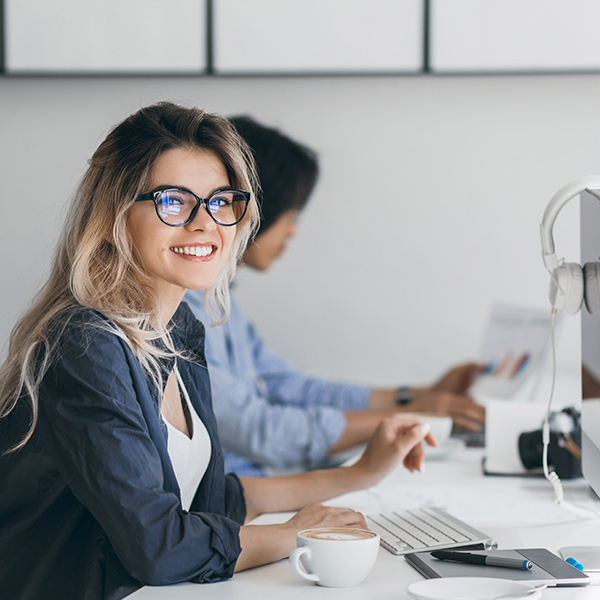 femme heureuse au bureau